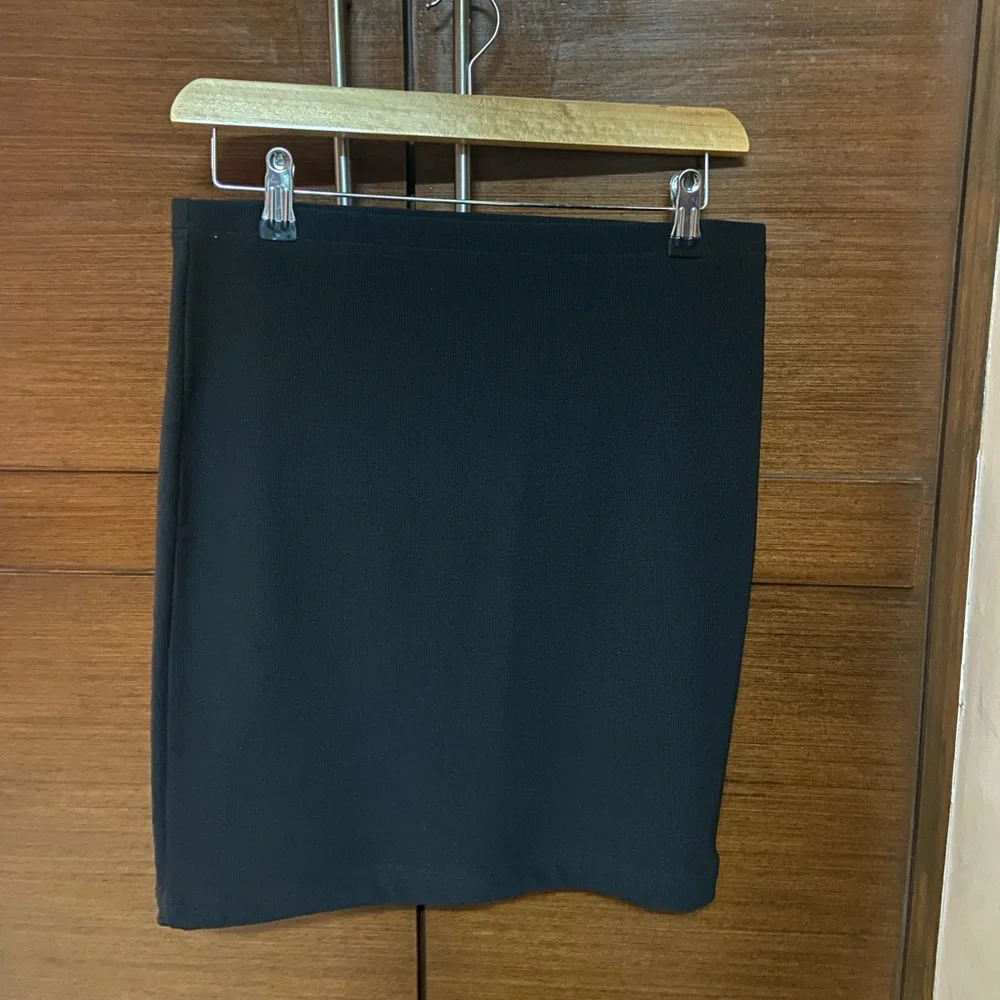 Forever 21ribbed fitted black skirt - Picture 1 of 3